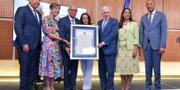 Senado reconoce trayectoria  del cirujano Rafael Sánchez Español