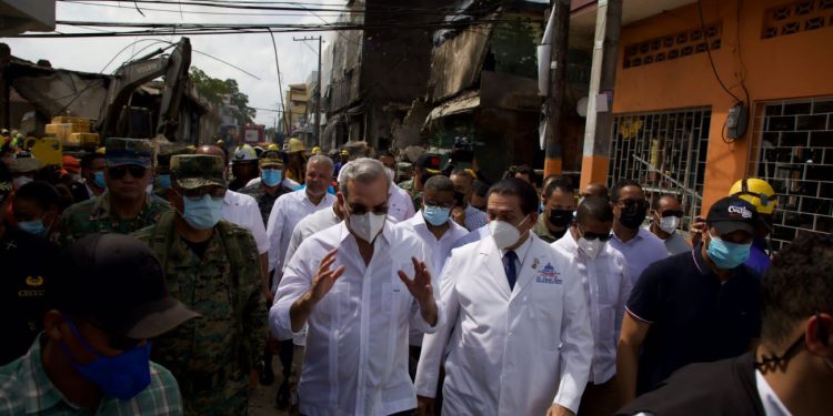 Presidente Abinader visita zonas afectadas por explosión en San Cristóbal y asegura a familias apoyo del Gobierno
