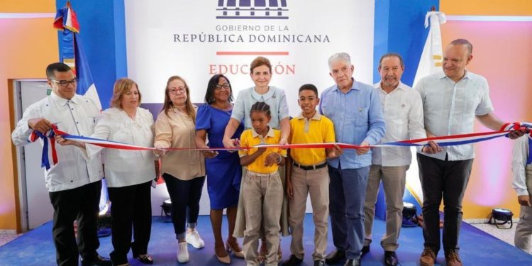 Gobierno entrega obras educativas, eléctricas y deportivas en Santiago y Villa Altagracia