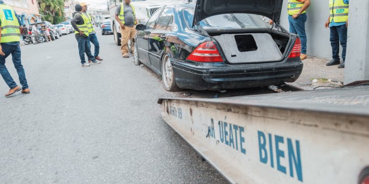 Alcaldía del Distrito Nacional, Digesett e Intrant realizan operativo conjunto para retirar vehículos y casetas de venta de comidas que obstaculizan espacios públicos
