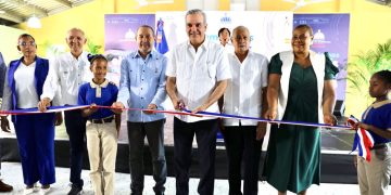 Presidente Abinader inaugura escuela básica en Sabana Perdida; beneficiará a 800 alumnos