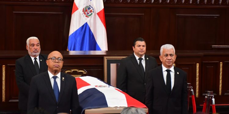 Presidente del Senado afirma presidente Abinader maneja con responsabilidad defensa RD con tema Haití