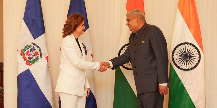 Encuentro entre el vicepresidente de la República de la India y la vicepresidenta de la República Dominicana