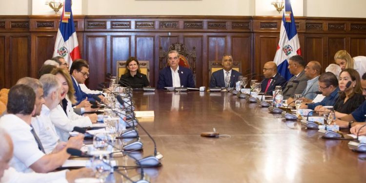 Presidente Abinader encabeza Consejo de Gobierno para revisar controles estatales