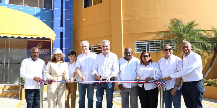 Presidente Abinader inaugura Centro de Especialidades y Geriatría en Santo Domingo Este