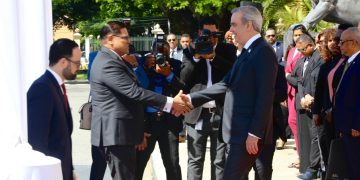 Presidente Abinader recibe a su homólogo de Surinam, Chandrikapersad Santokhi, en visita oficial