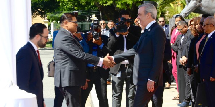 Presidente Abinader recibe a su homólogo de Surinam, Chandrikapersad Santokhi, en visita oficial