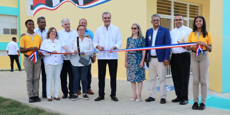 Presidente Abinader inaugura puente, escuela básica y entrega 200 nuevas viviendas en Santiago