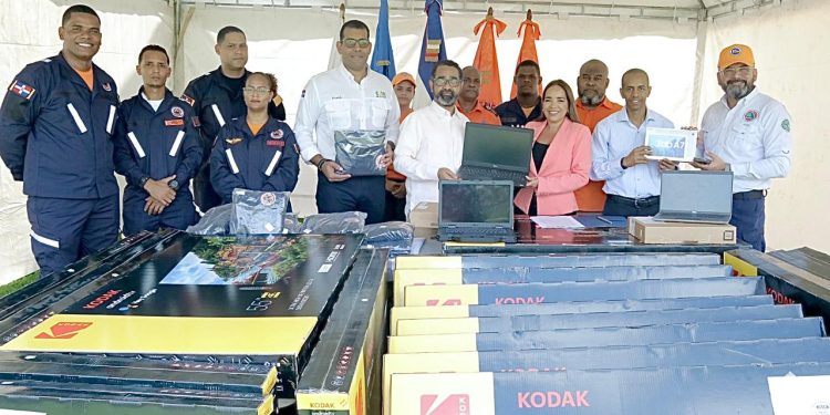 USAID-Cepredenac entregan equipos tecnológicos a la Comisión Nacional de Emergencias