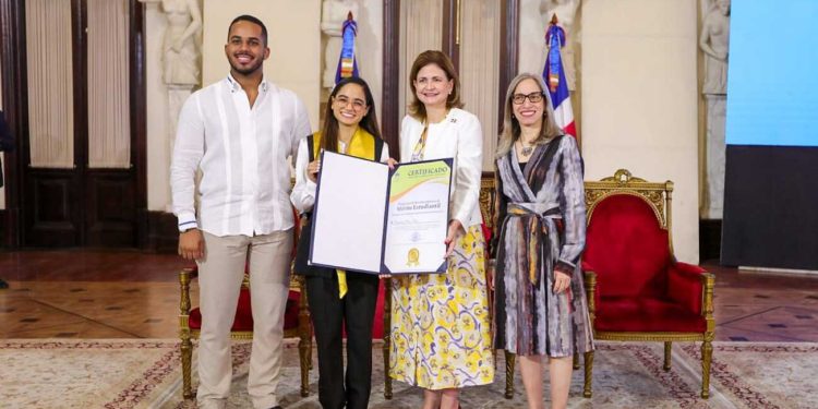 Gobierno celebra Día del Estudiante con premiación a la excelencia académica