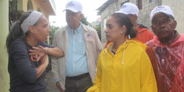Las fuertes lluvias provocadas por el disturbio tropical han generado el desbordamiento de ríos y cañadas que mantienen incomunicadas a varias zonas de la provincia Monte Plata.