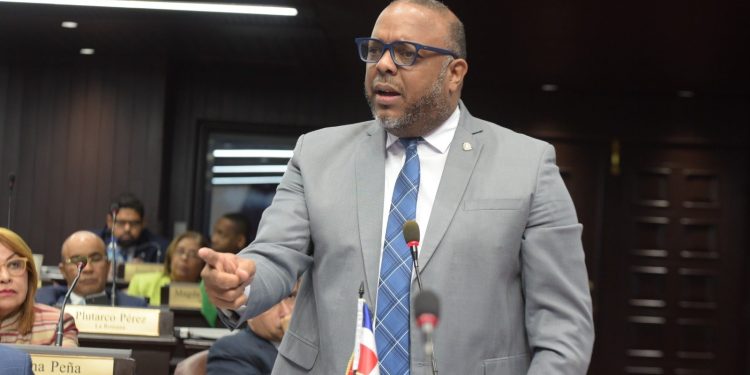 LUIS HENRÍQUEZ: GOBIERNO BUSCA RENOVAR GRADO A GRADO CONTRATOS DE CONCESIONES DE AEROPUERTOS Y PUERTOS.