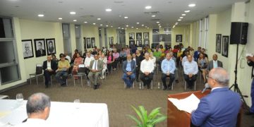 Ponen en circulación obra de Olivo De León sobre periodismo y Relaciones Internacionales