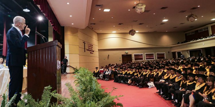 Ricardo de los Santos llama a egresados de UTE a actuar con transparencia y oponerse a la injusticia