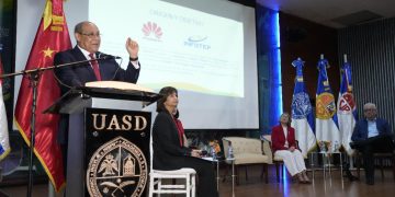 Santos Badía destaca impacto de entrenamientos en participantes de la Academia Huawei de INFOTEP