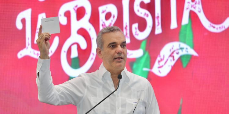 Presidente Abinader anuncia 2.5 millones de dominicanos se beneficiarán con la entrega bonos navideños