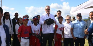Presidente Abinader inaugura el play de béisbol Villa Cerro; responde a reclamo de más de 27 años