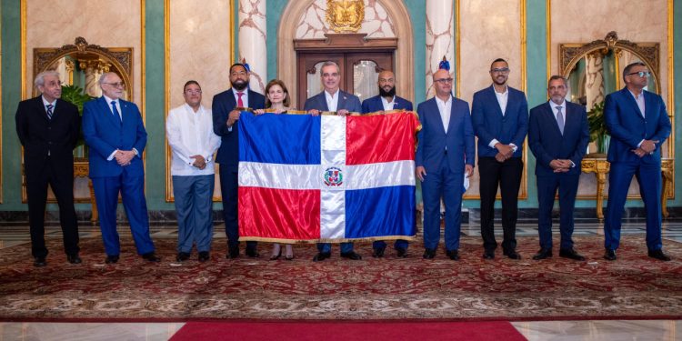 Presidente Abinader entrega bandera dominicana para la Serie del Caribe 2024 a los bicampeones nacionales Tigres del Licey