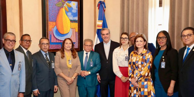 Presidente Abinader se reúne en el Palacio Nacional con comisión del Colegio Médico Dominicano