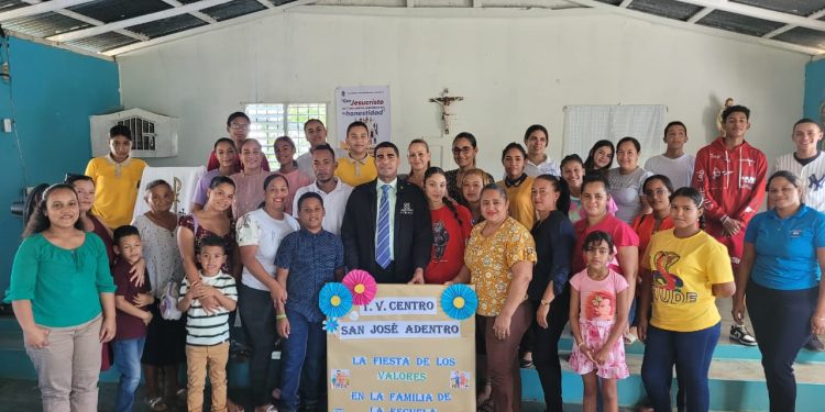 Fiscalía de Santiago imparte charla "El Poder de los Valores: La Honestidad" ante estudiantes y sus familias en Baitoa