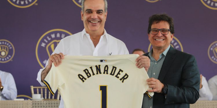 Presidente Abinader asiste a inauguración de la nueva academia de Cerveceros de Milwaukee