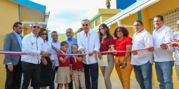 Presidente Abinader inaugura Escuela Básica Bienvenido del Castillo