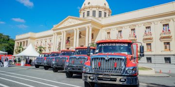 Presidencia entrega once modernos camiones a distintos cuerpos de bomberos del país