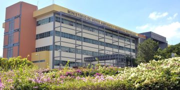 Bomberos forestales controlan incendios en las lomas de San Juan y Monseñor Nouel