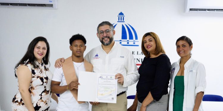 Medio Ambiente e Infotep certifican 144 guardaparques y guías ecoturísticos en Pedernales