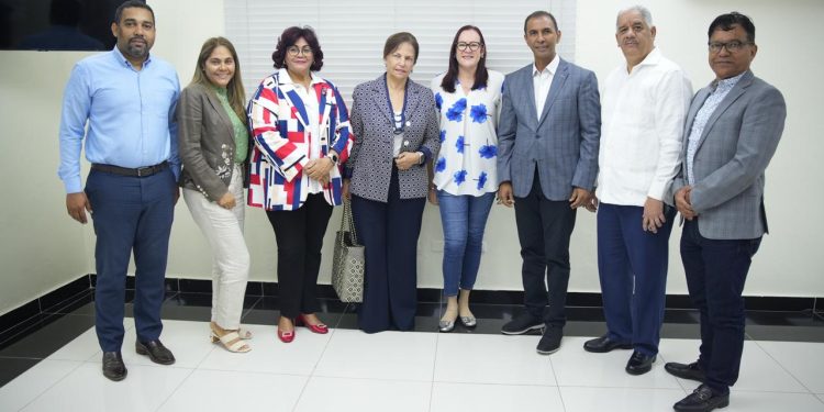 Domingo Contreras y Janet Camilo reciben apoyo del Frente Médico del PRD