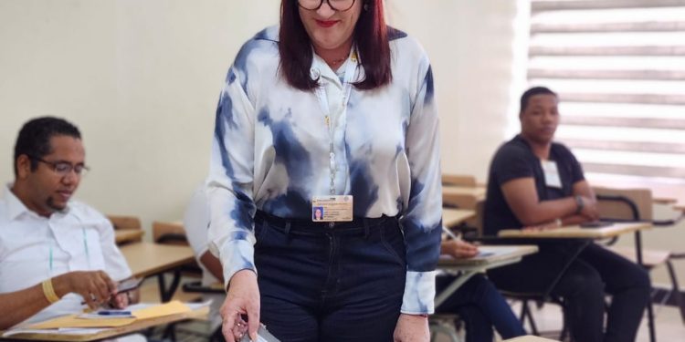 Janet Camilo acude a votar; exhorta a los ciudadanos a ejercer su derecho de elegir sus autoridades locales