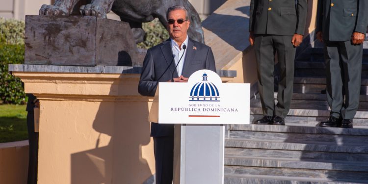 Presidente Abinader encabeza acto de homenaje a la Bandera Nacional