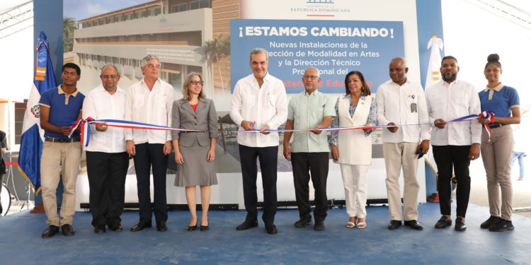 Presidente Abinader entrega remozamiento de instalaciones de Técnico Profesional y Modalidad en Artes del Minerd
