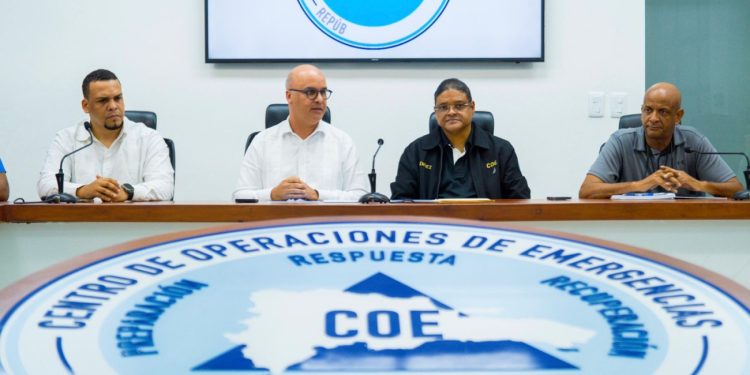 Ministro Igor Rodríguez visita el COE para dar seguimiento a la vaguada; 28 provincias en alerta