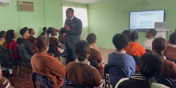 Doctor Asmín Aquino y excónsul Ramón Amparo disertan conferencia motivacional a estudiantes de Sabana Grande de Boyá, Monte Plata