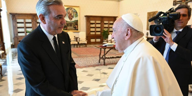 Papa Francisco felicita al presidente Abinader por su reelección