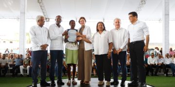 Gobierno otorga seguridad jurídica a familias de SDE, con entrega de títulos de propiedad