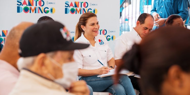 Alcaldesa Carolina Mejía escucha a comunitarios de San Miguel y lleva soluciones