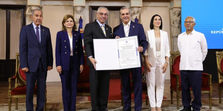 Presidente Abinader entrega Premio a la Excelencia Magisterial 2024 a cinco docentes, por trayectoria de servicio en aulas y aportes al desarrollo académico de los estudiantes