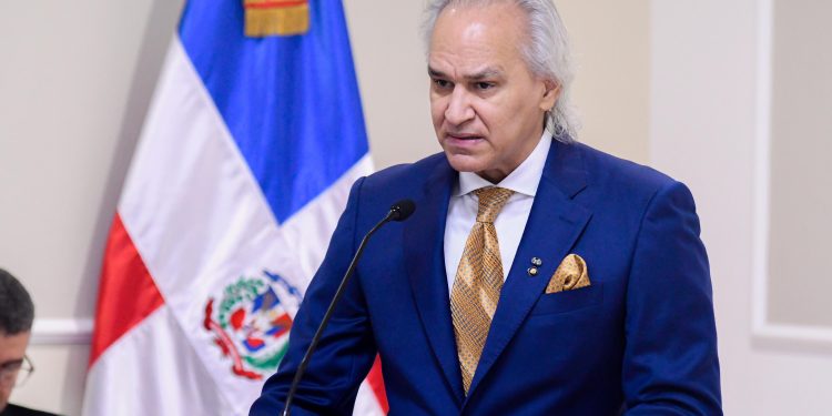 Senado reconoce al músico clásico José Antonio Molina por sus aportes al arte y la cultura nacional