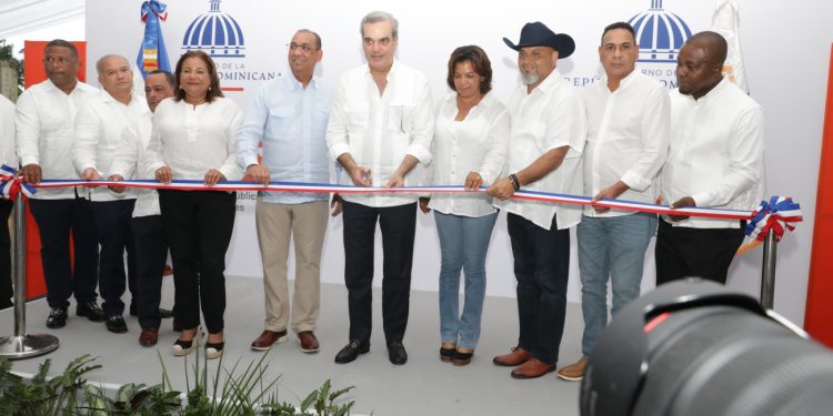 Presidente Abinader inaugura carretera que une autopista Juan Pablo II con Mata Los Indios, Bella Vista y San Antonio de Guerra