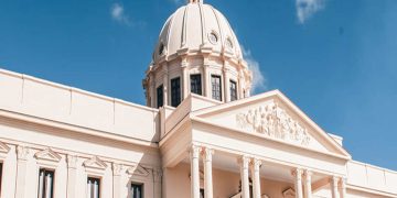 Presidente Abinader emite decretos que crean comisión para revisar Ley Orgánica de la Policía Nacional y establecen lineamientos generales para proceso de Reforma Policial