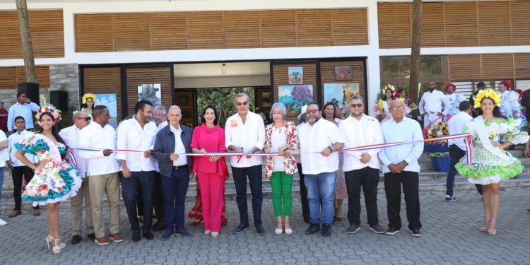 Presidente Abinader inaugura Plaza del Café y el Festival de Las Flores en Jarabacoa