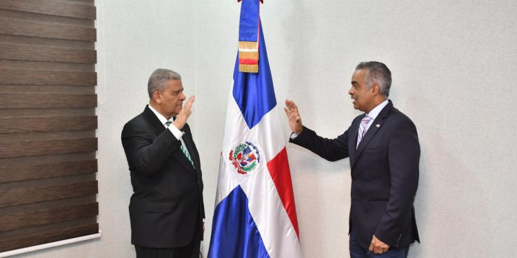 Ministro de la Presidencia juramenta al Comisionado para las Reformas del Estado