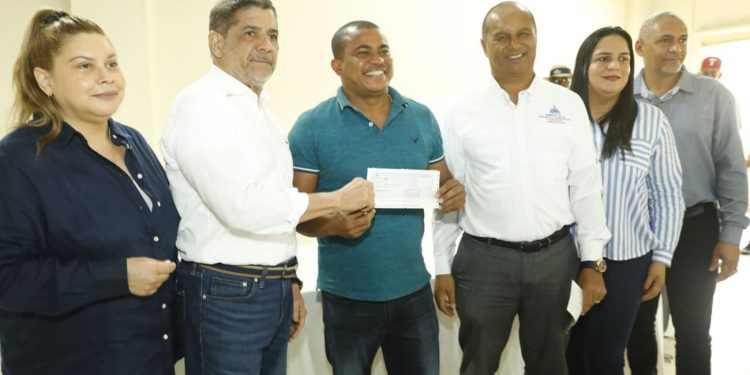 Ministro Limber Cruz entrega más de RD 50 millones a productores agropecuarios San Francisco de Macorís