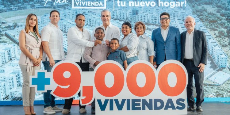 Presidente Abinader entrega 266 nuevos apartamentos en San Luis; Plan Mi Vivienda supera los 9,000 apartamentos construidos a nivel nacional