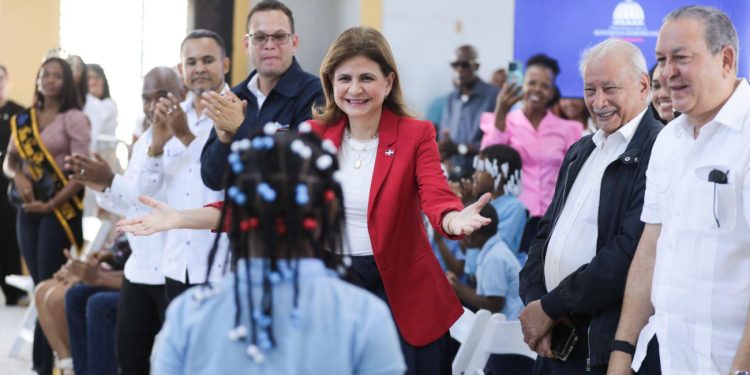 Vicepresidenta Raquel Peña inaugura destacamento en Santo Domingo Este y escuela en San Pedro de Macorís