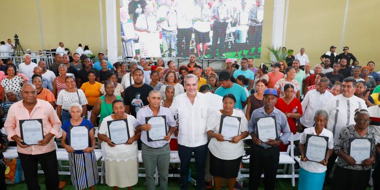 Presidente Abinader entrega 450 títulos de propiedad en Las Clavellinas de Azua