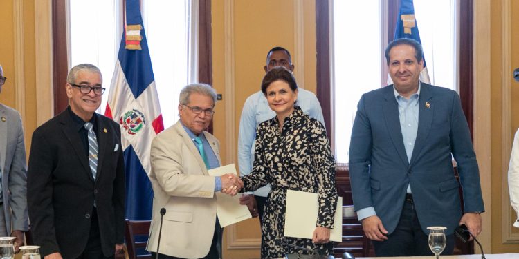 Vicepresidenta Raquel Peña firma acuerdo histórico entre el Gobierno y el Colegio Médico Dominicano
