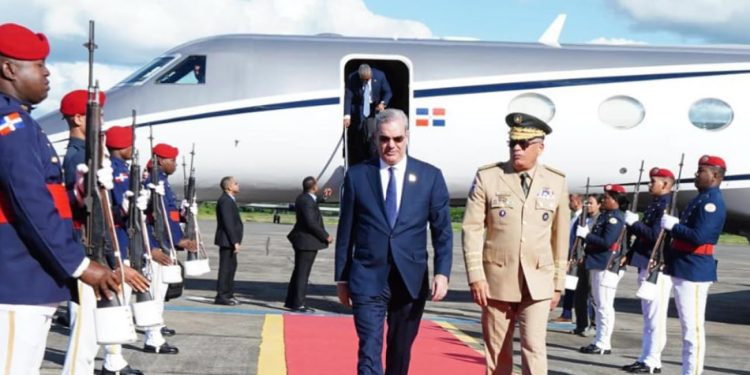 Presidente Abinader llega al país tras participar en la toma de posesión de gobernadora, Jenniffer A. González Colón